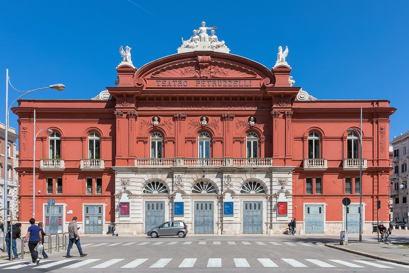 Facciata del Teatro Petruzzelli di Bari