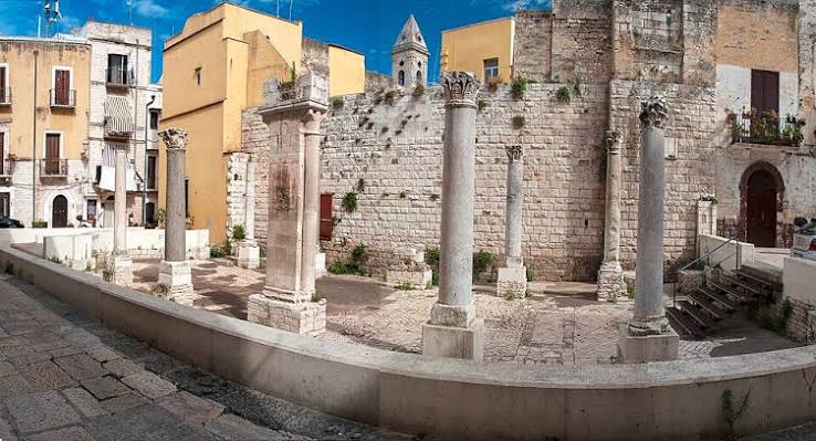 Resti romani con colonne antiche in piazza a Bari Vecchia