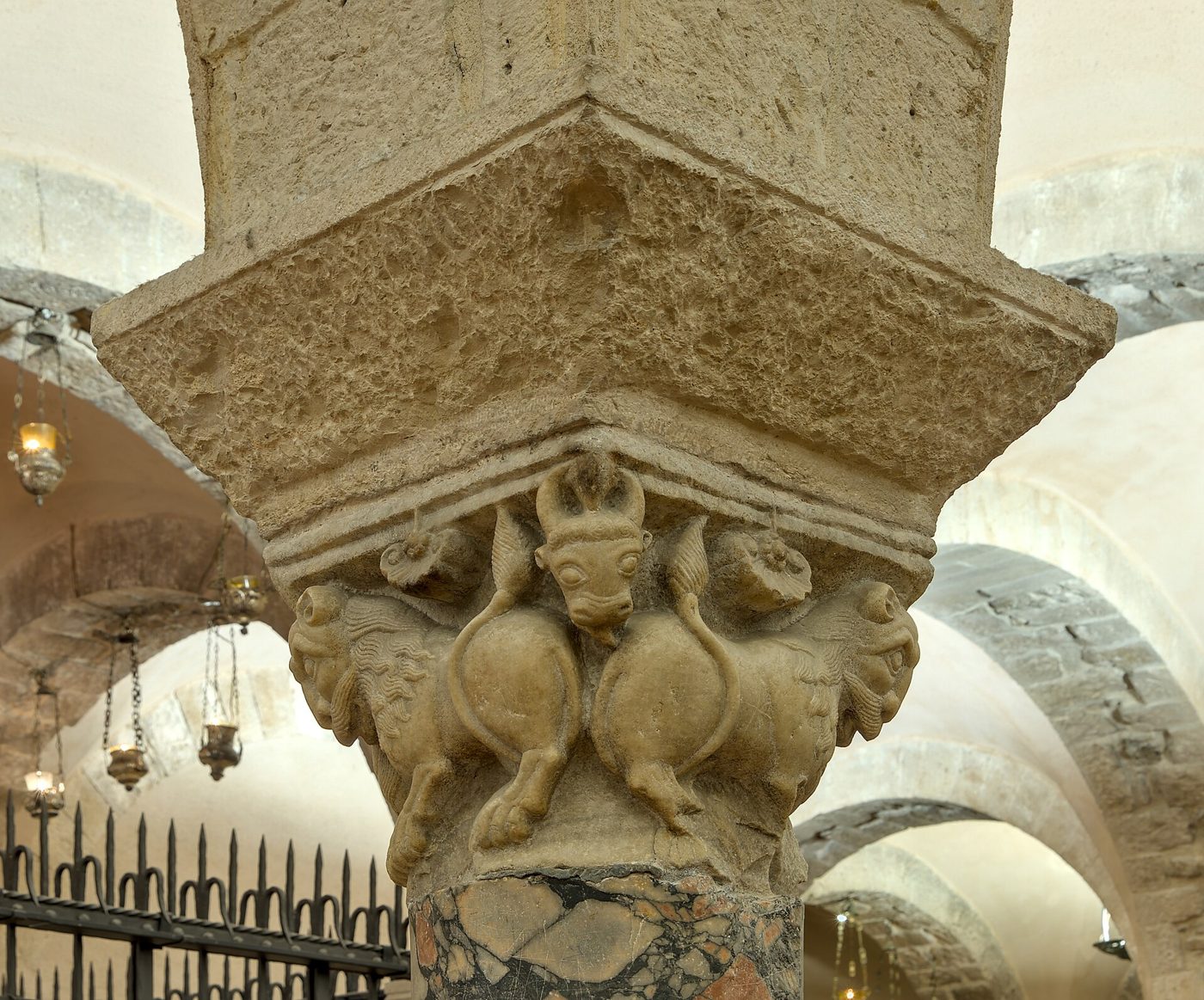 Capitello scolpito nella Basilica di San Nicola