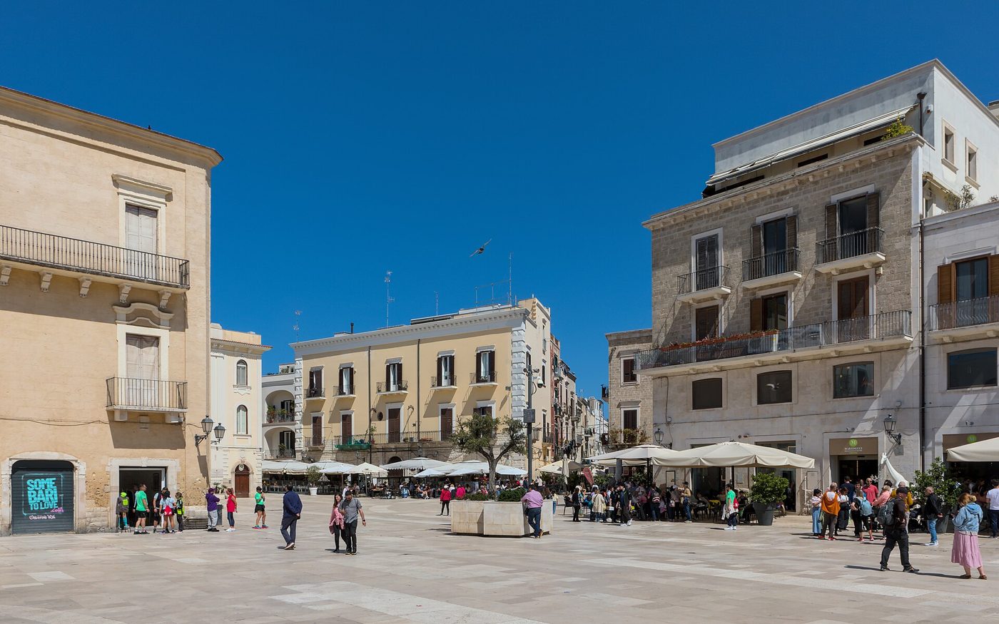 Piazza Mercantile a Bari con locali e tavolini