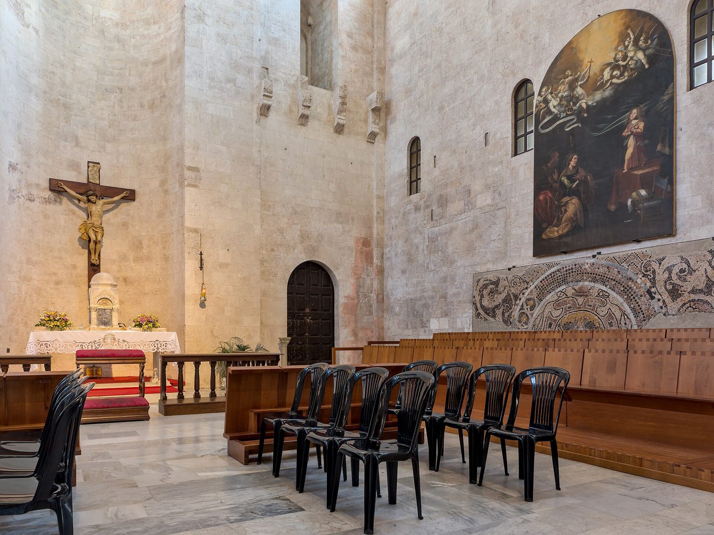 Navata e altare della Cattedrale di San Sabino