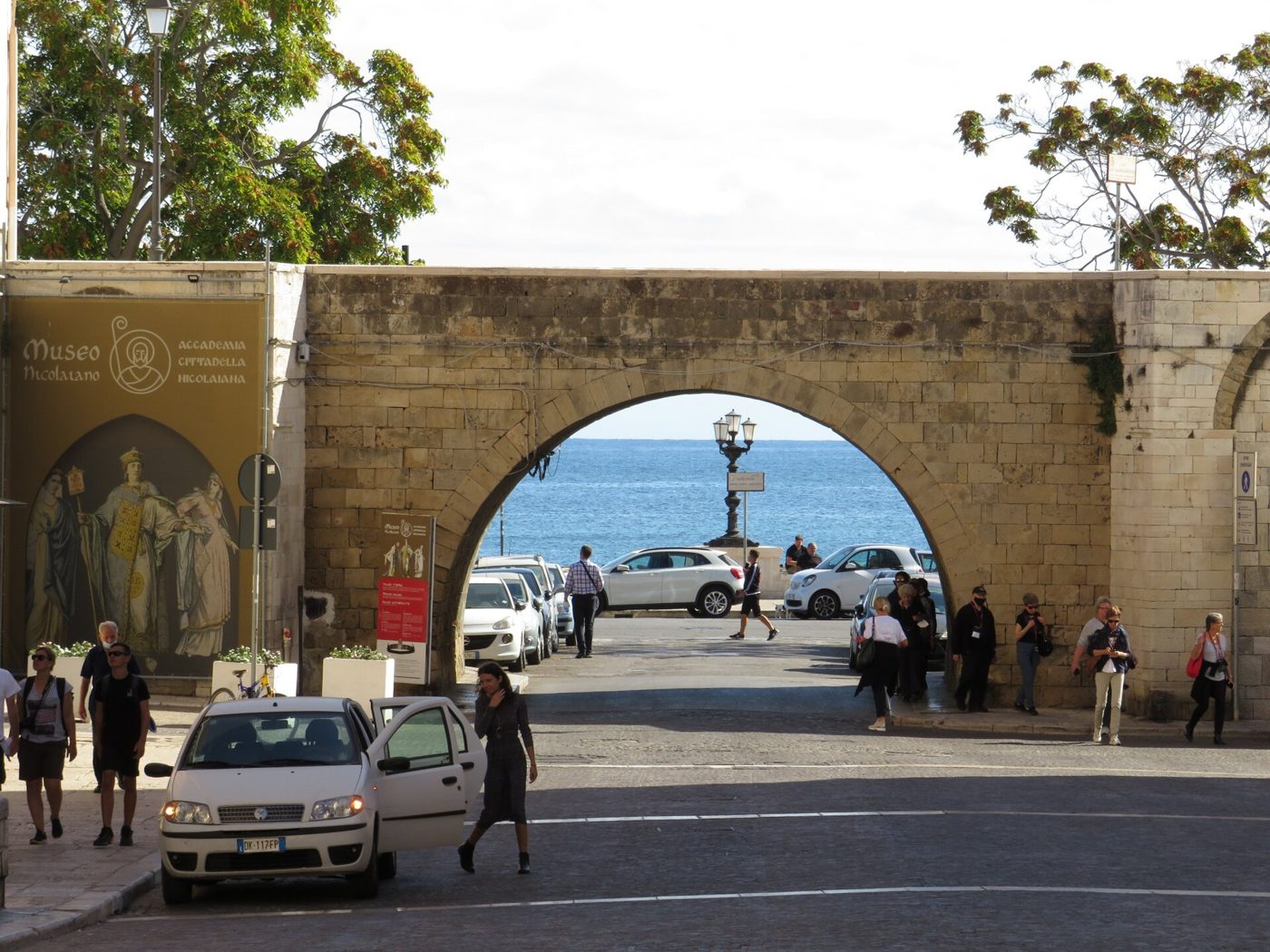 Arco nelle mura di Bari Vecchia che si apre sul lungomare