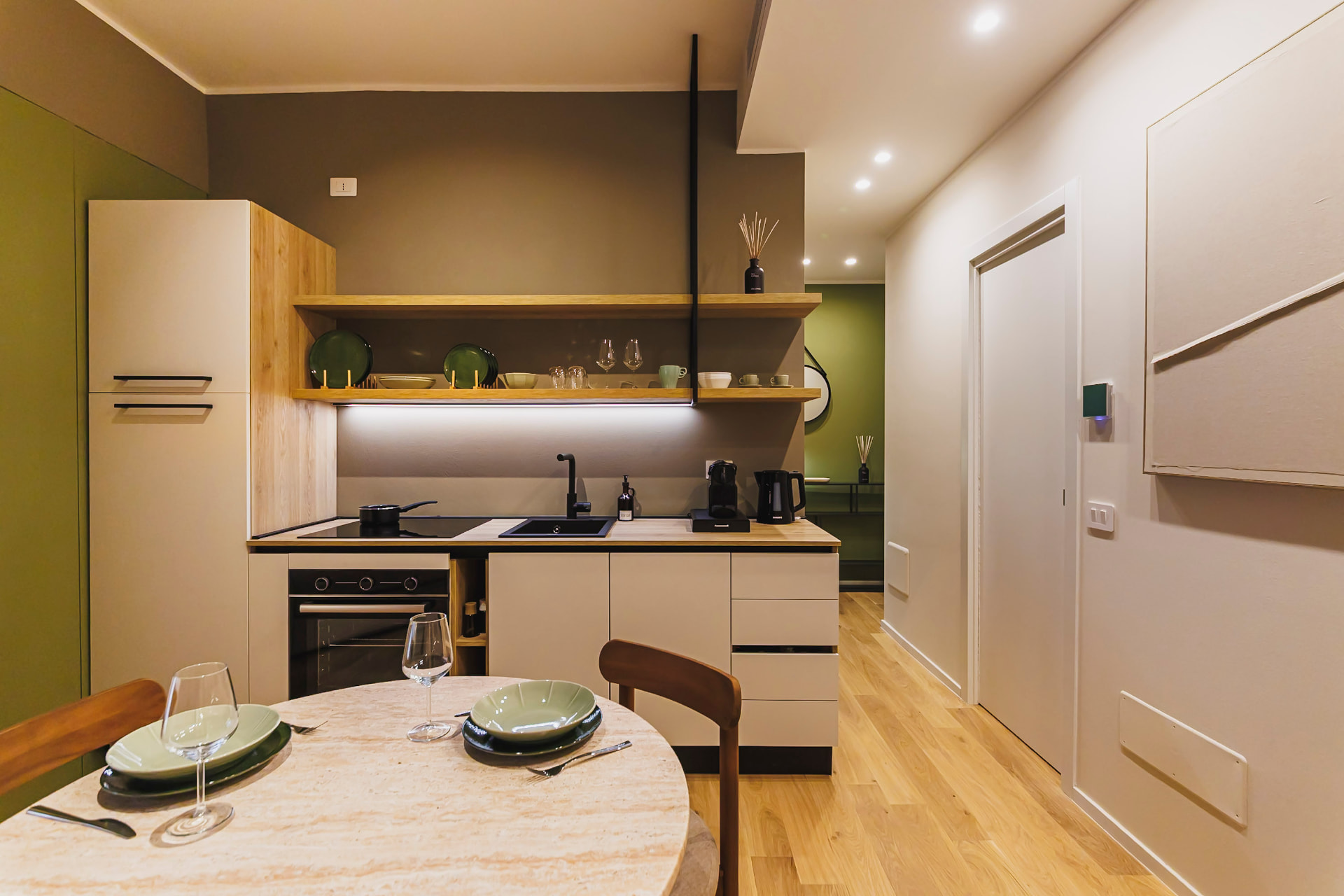 Tavolo apparecchiato con vista sulla cucina moderna di Casa Bolero 48