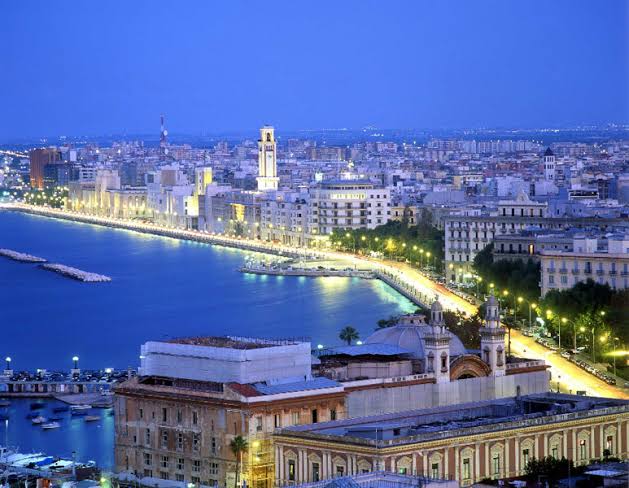 Vista aerea del lungomare di Bari all'ora blu