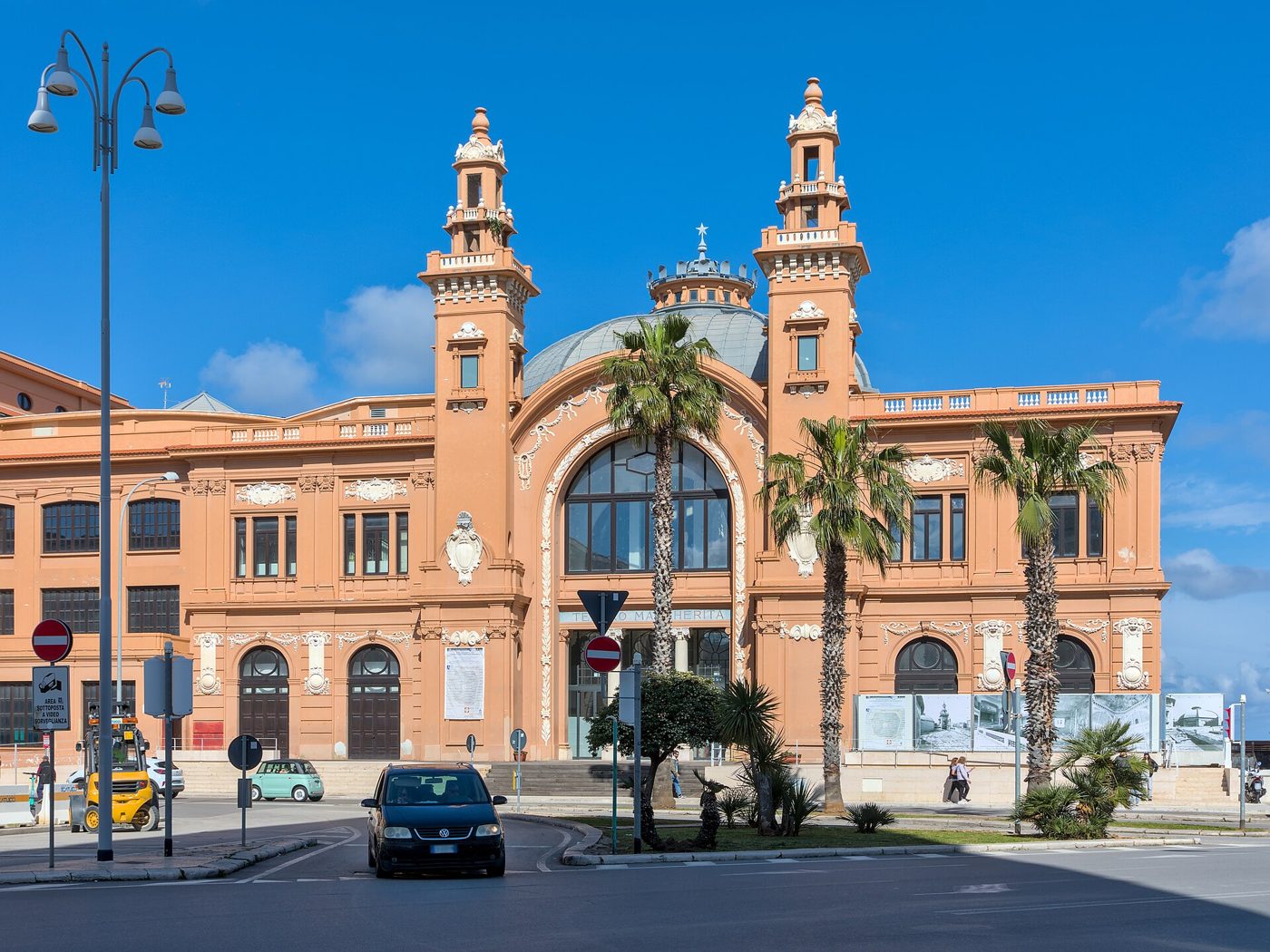 Il Teatro Margherita di Bari sul lungomare