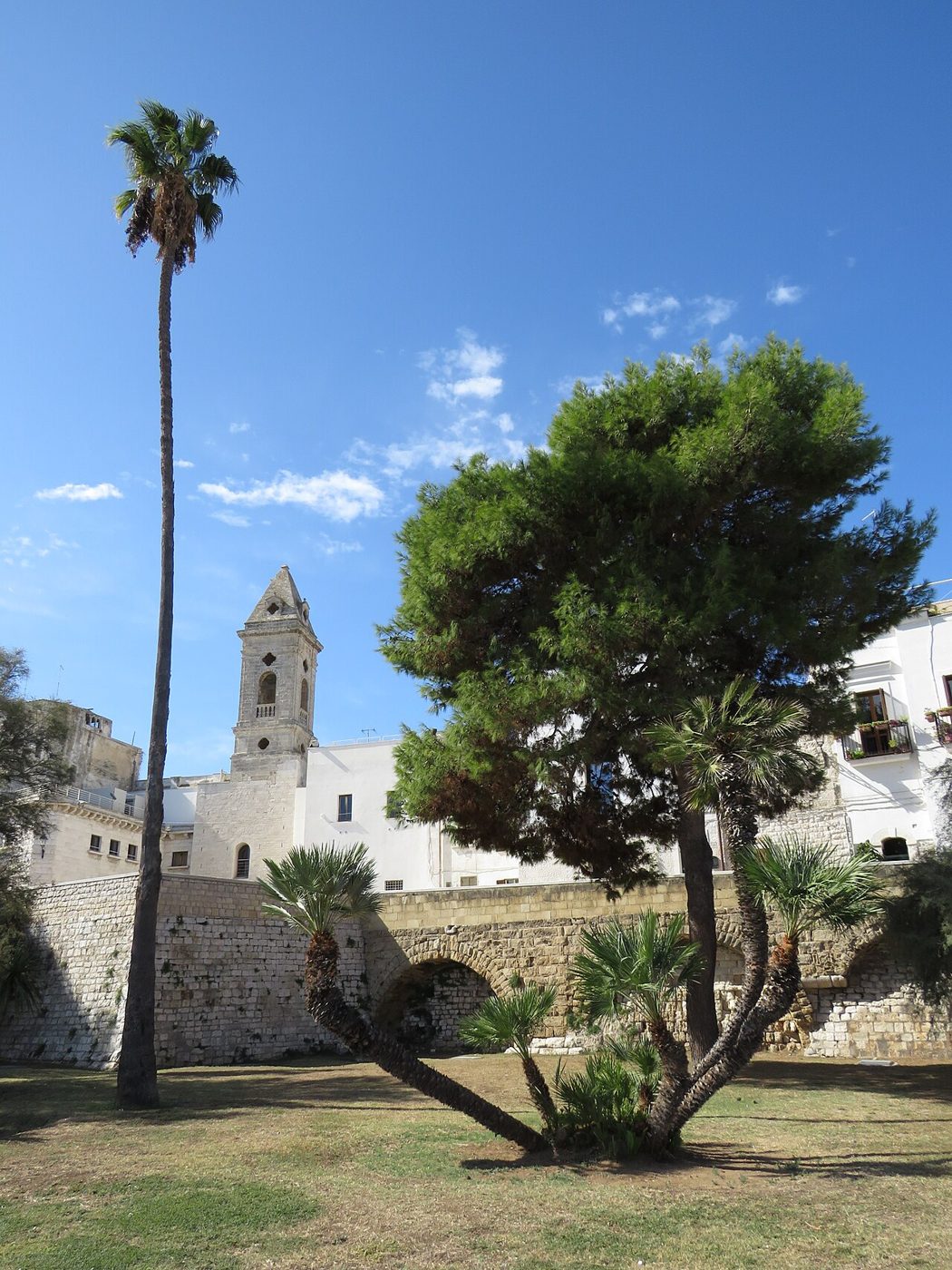 Le mura di Bari lungo il lungomare Imperatore Augusto