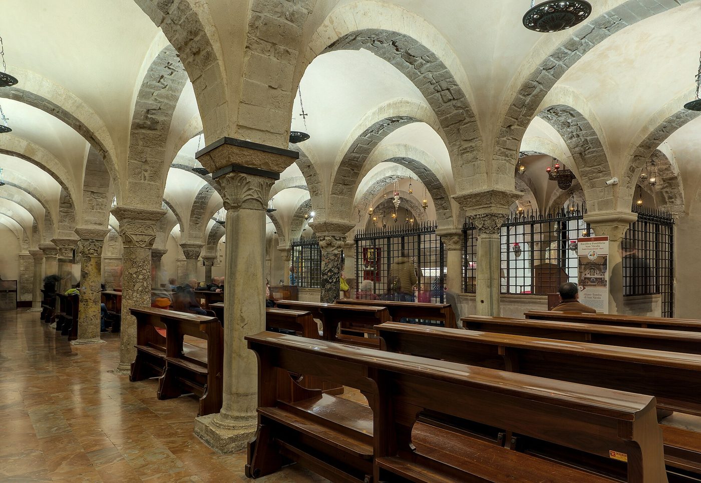 La cripta della Basilica di San Nicola con le reliquie del santo