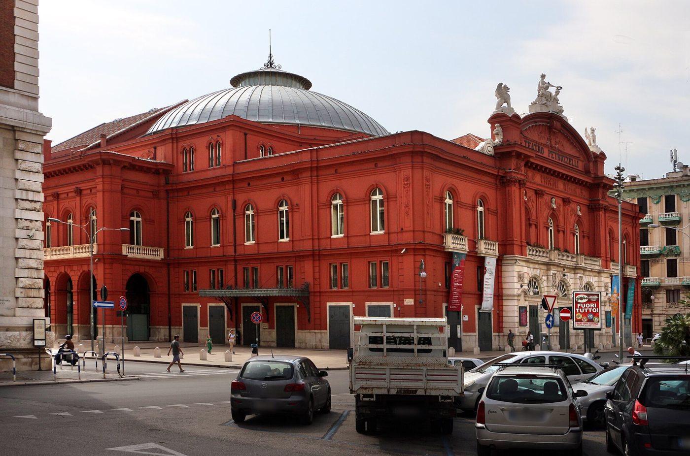 Il Teatro Petruzzelli visto dal lato della cupola