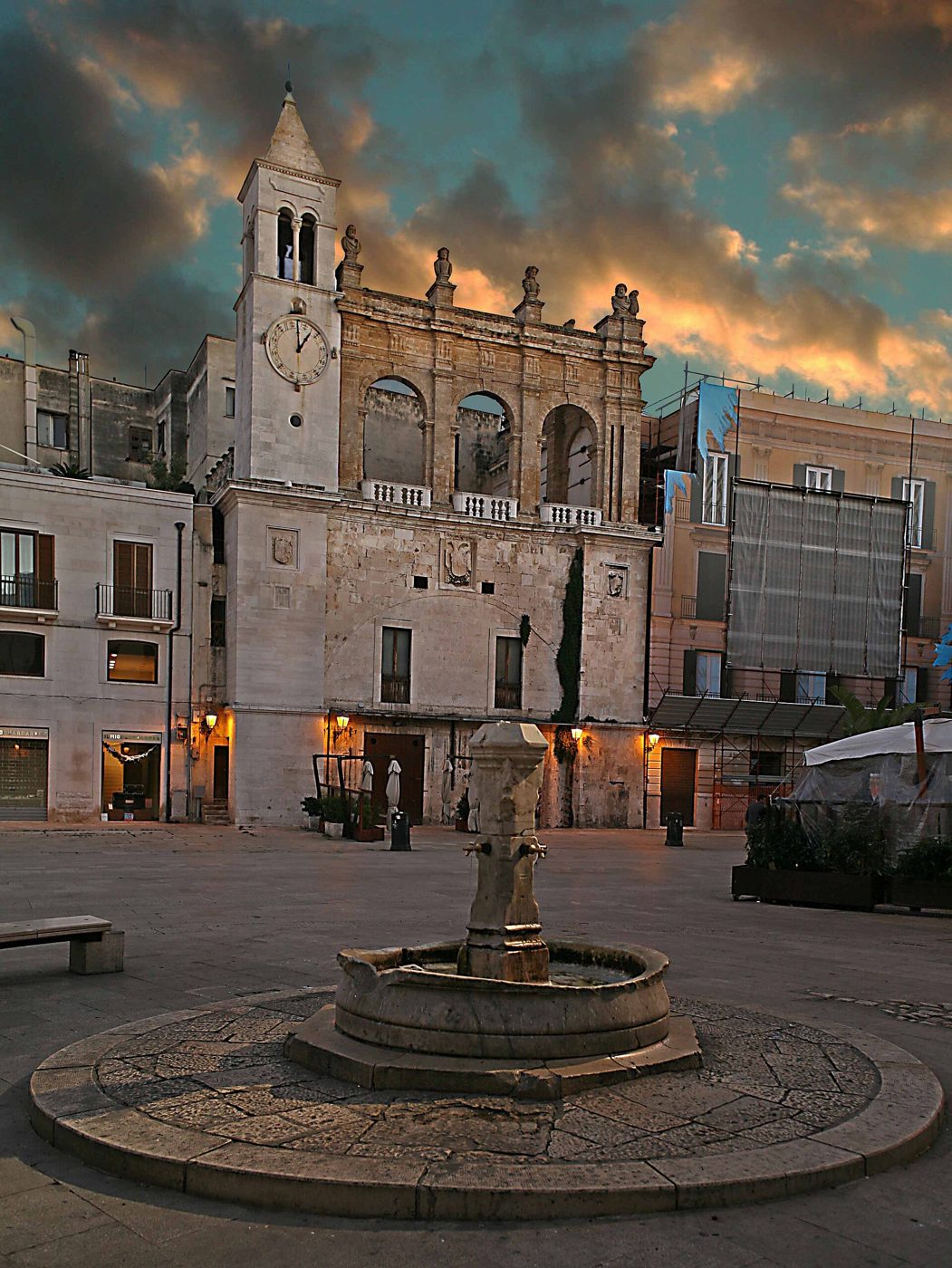 Palazzo del Sedile e Fontana della Pigna in Piazza Mercantile