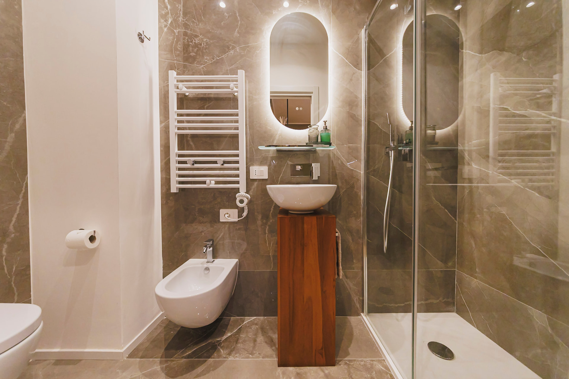 Bagno completo con bidet, lavabo e doccia di Casa Bolero 48