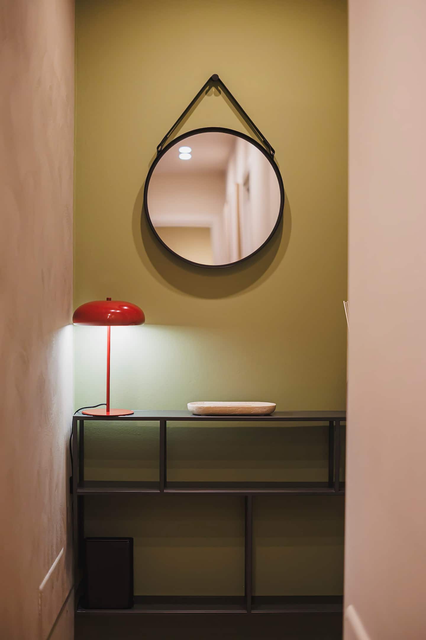 Salotto di Casa Bolero 48 con divano letto e dettagli contemporanei