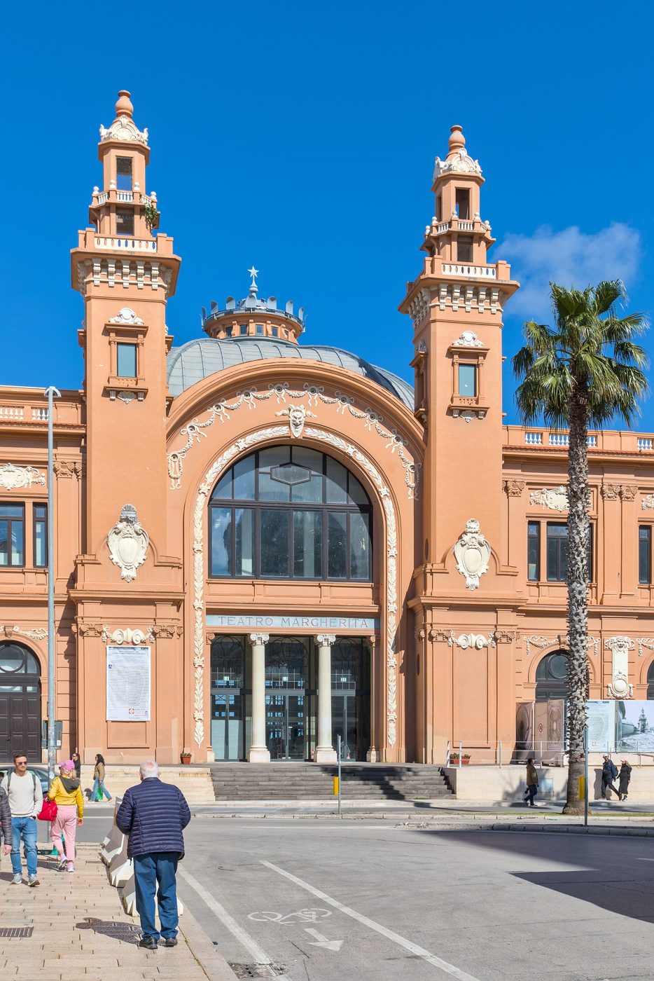 Ingresso del Teatro Margherita a Bari