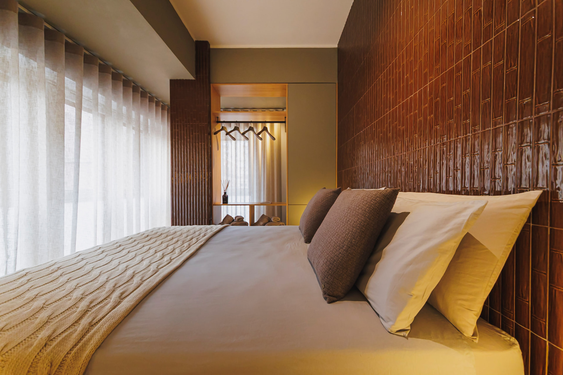 Camera da letto con armadio aperto di Casa Bolero 48