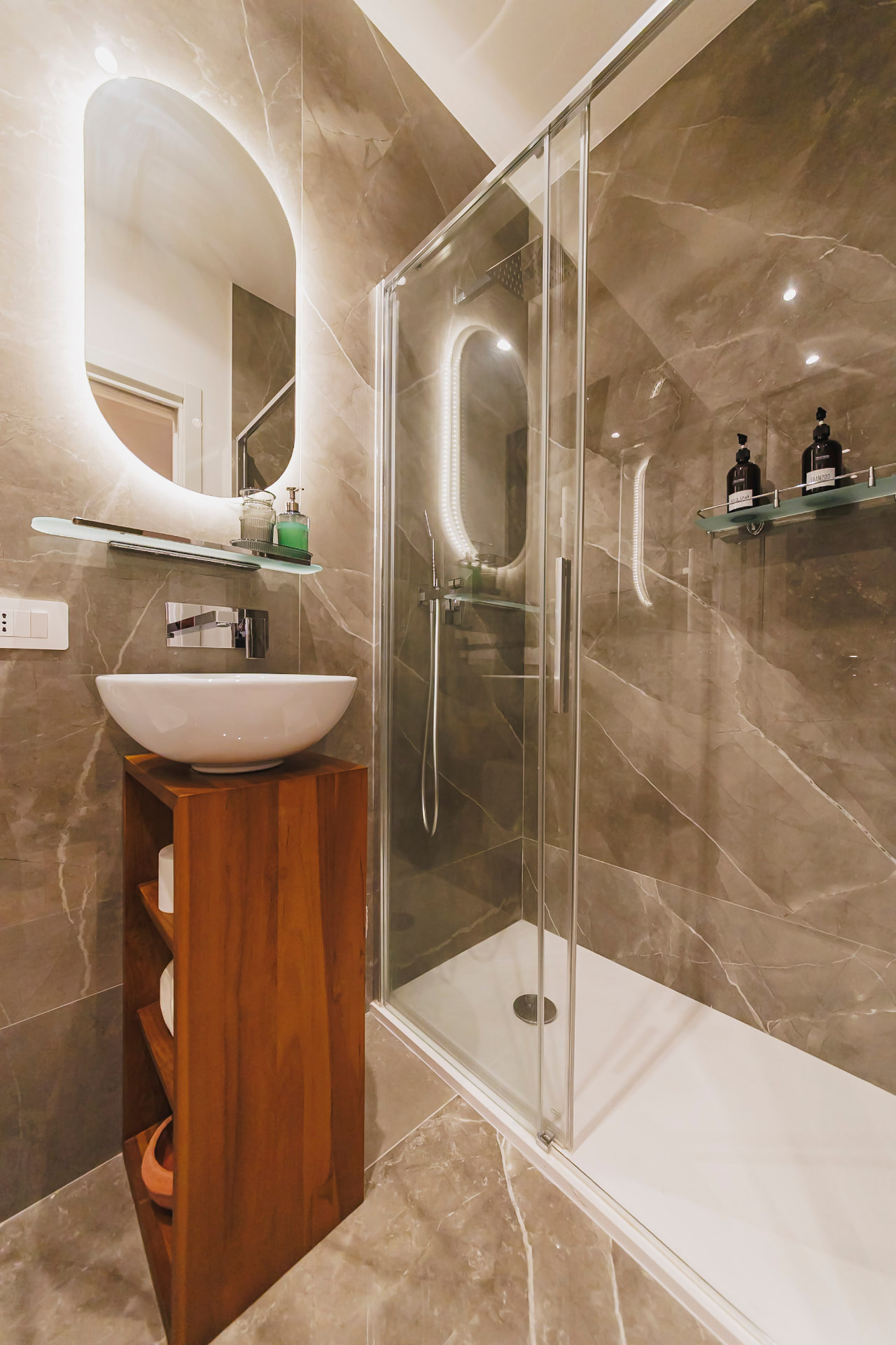 Doccia in cristallo e specchio retroilluminato del bagno di Casa Bolero 48