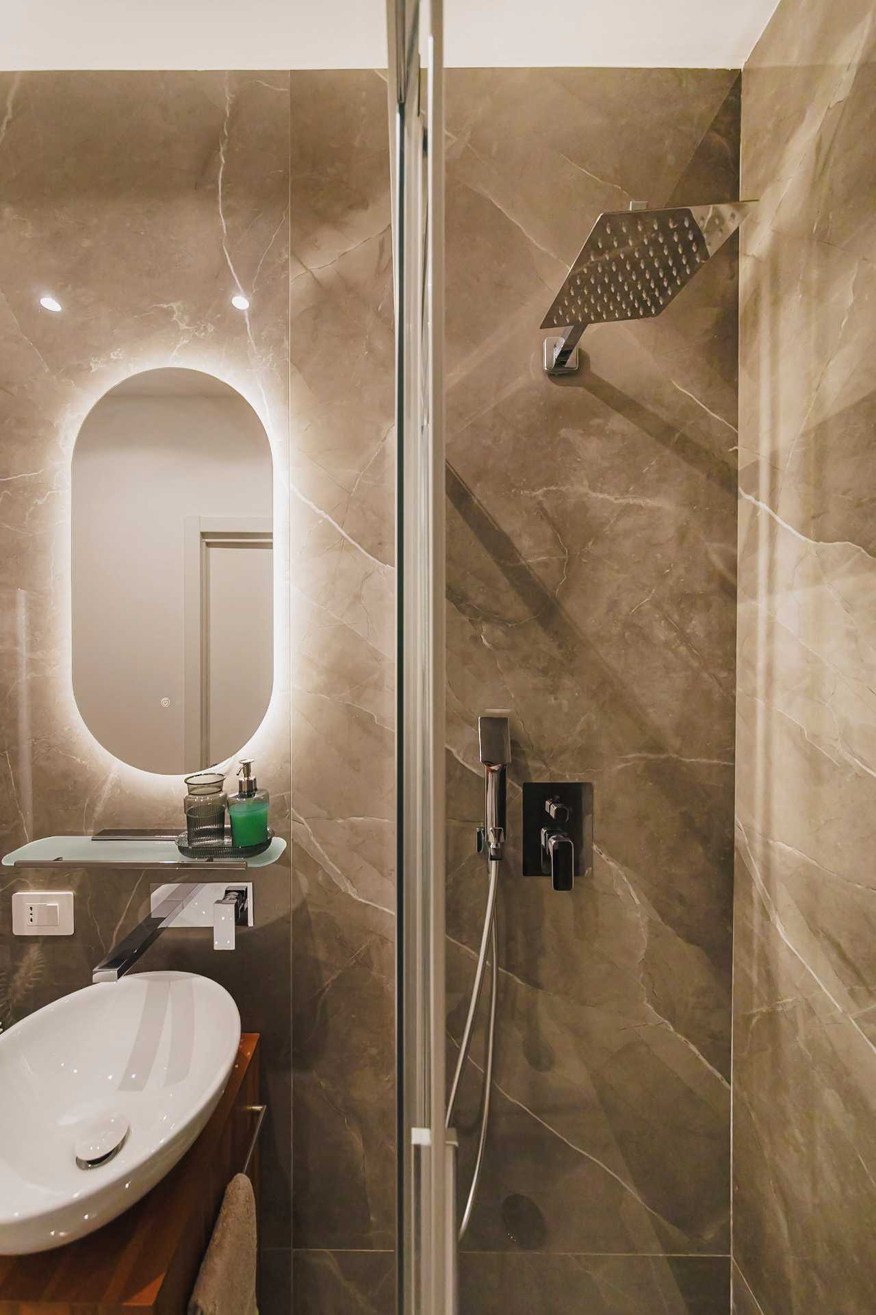 Box doccia e lavabo dal design moderno del bagno di Casa Bolero 48