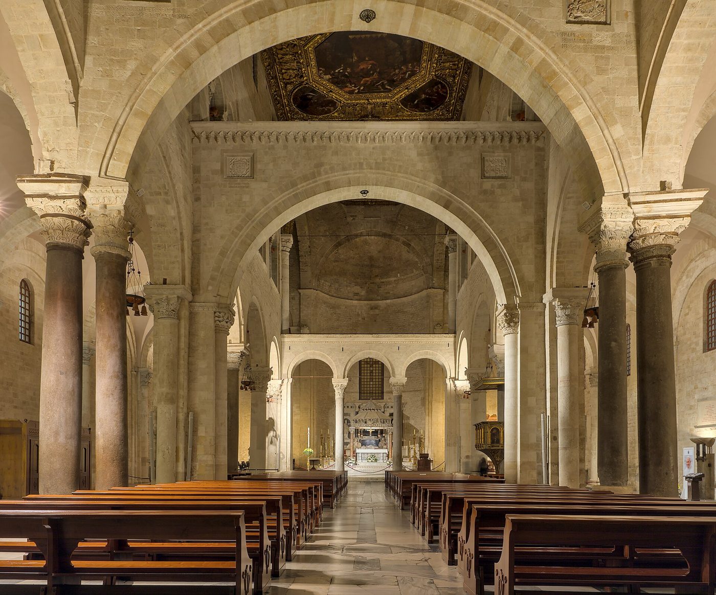 Interno romanico della Basilica di San Nicola