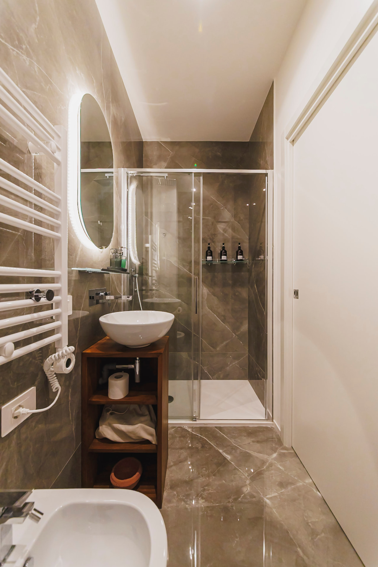 Vista completa del bagno con doccia, lavabo e sanitari di Casa Bolero 48