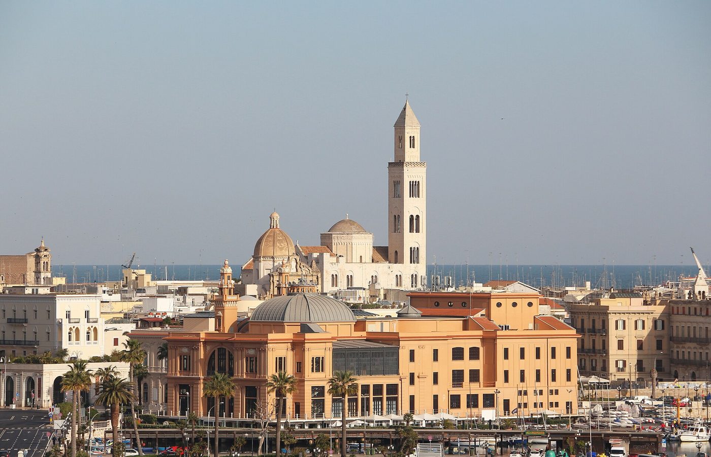 Skyline di Bari Vecchia con il Teatro Margherita