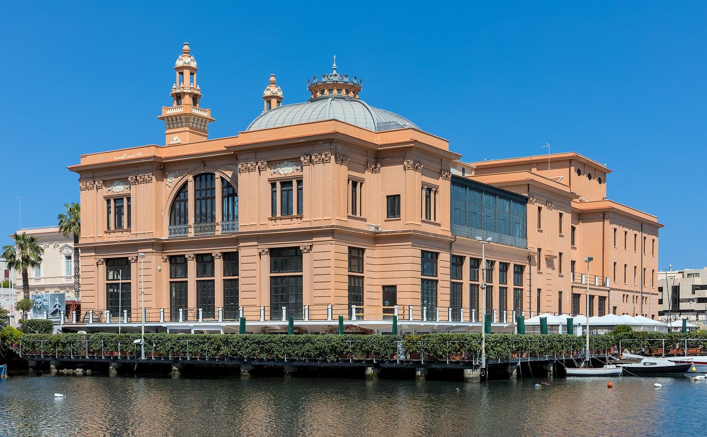 Il Teatro Margherita visto dal porto di Bari