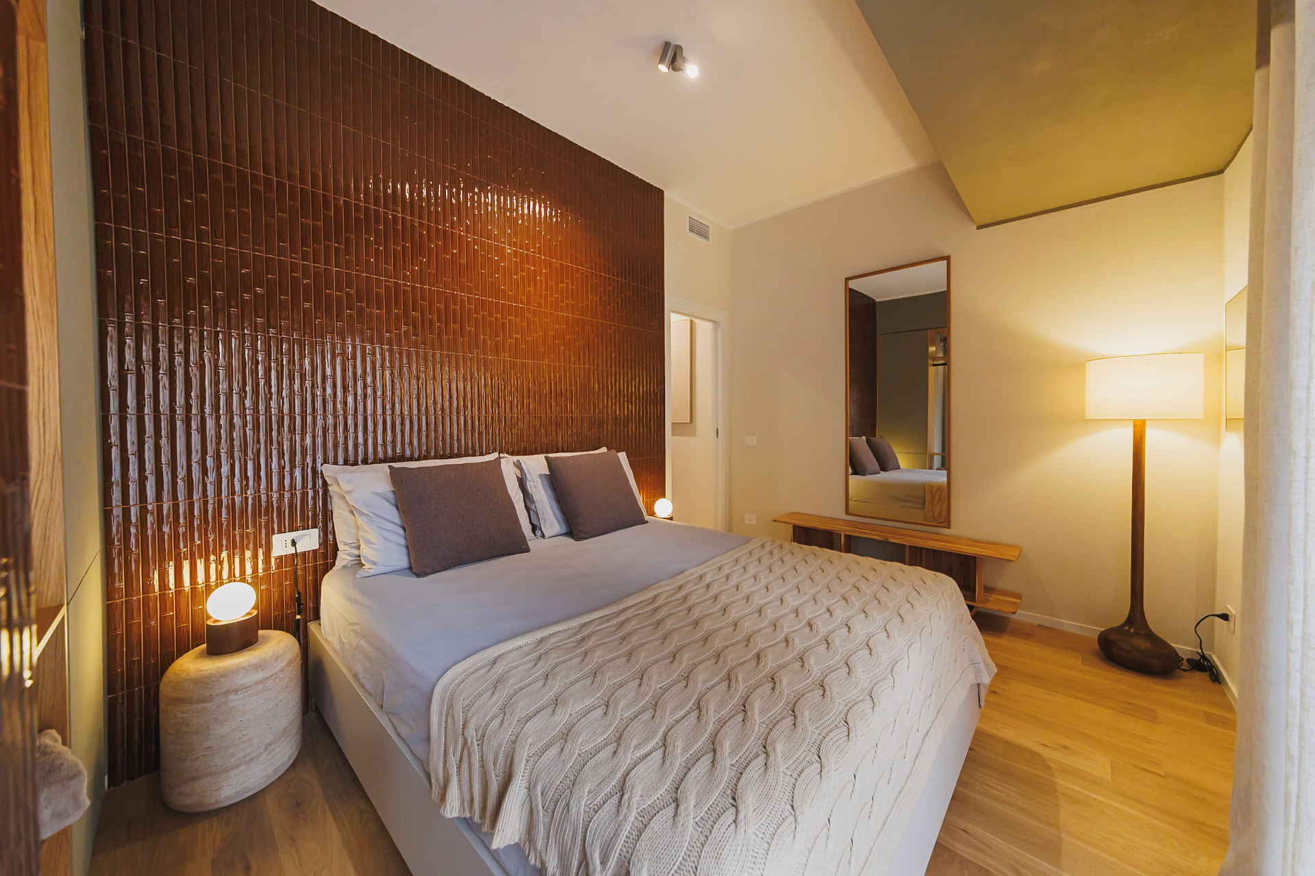 Camera da letto con testiera illuminata di Casa Bolero 48