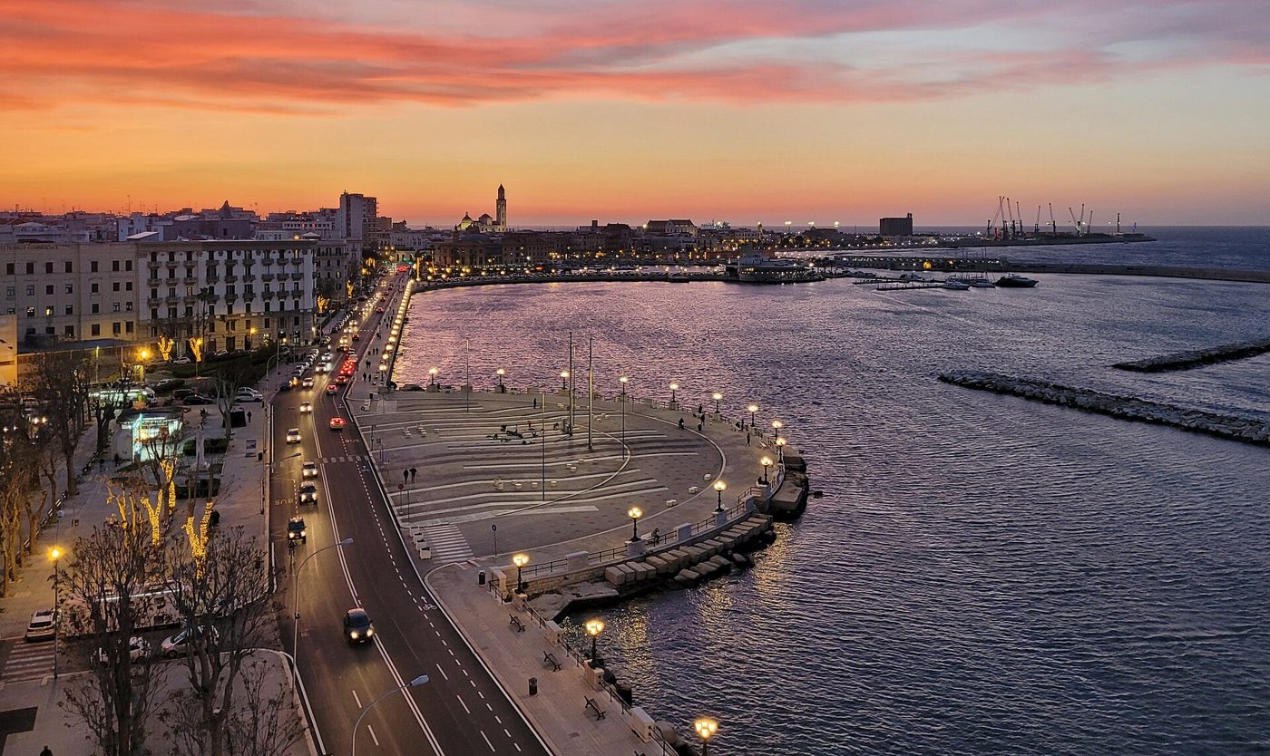 Il lungomare di Bari al tramonto