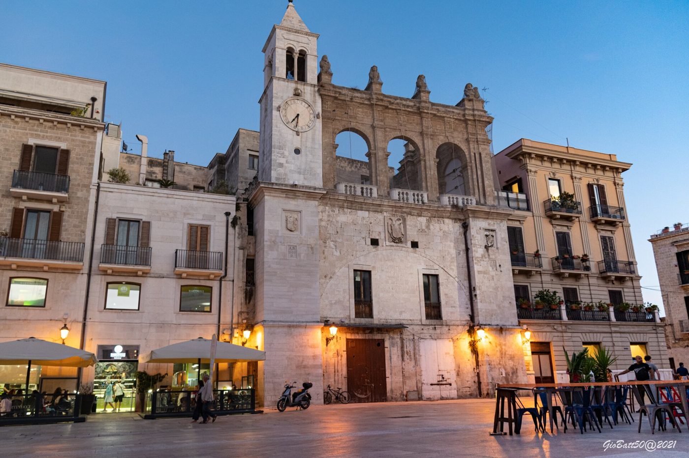 Piazza del Ferrarese animata di sera