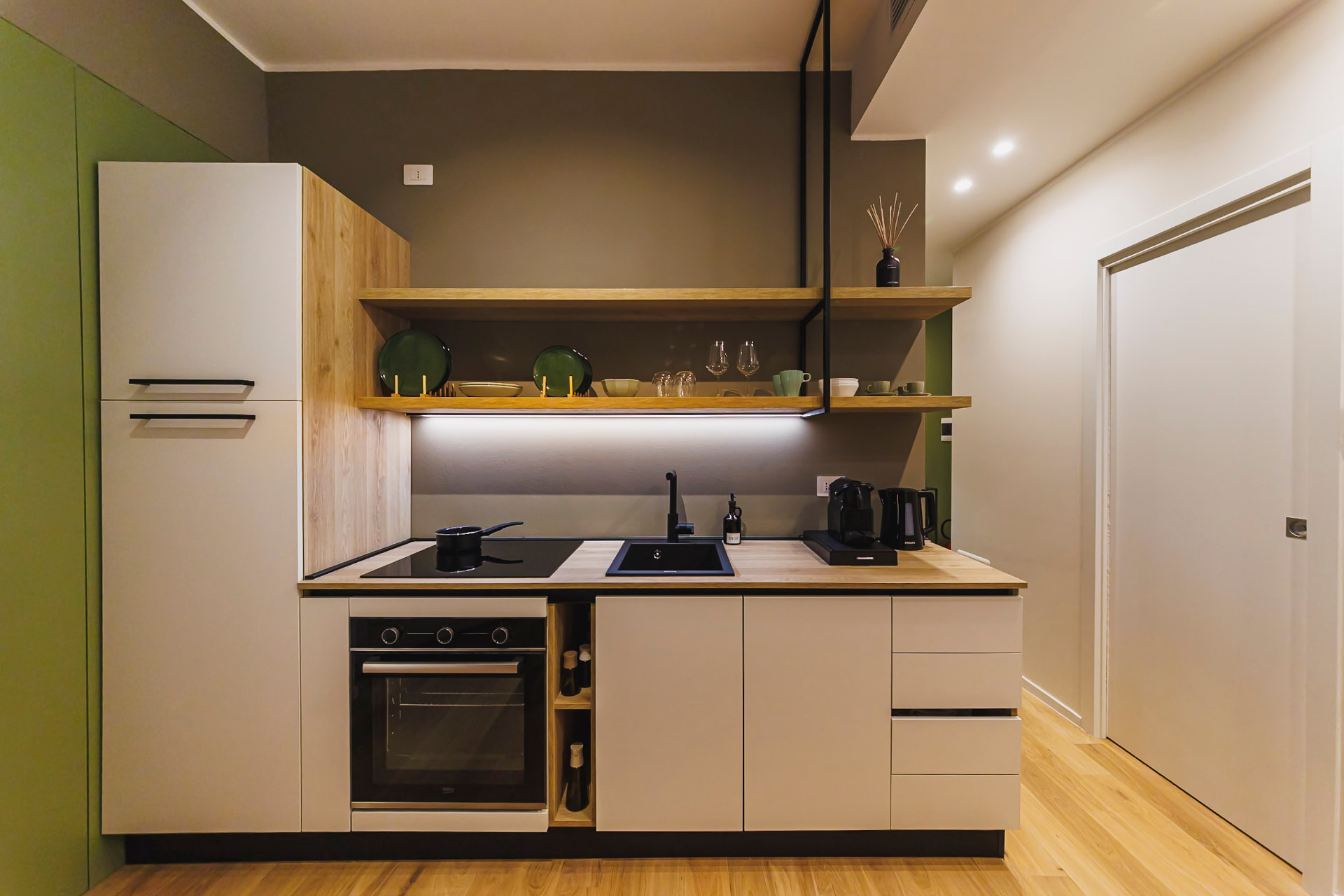 Cucina completa con piano cottura, forno e ripiani in legno di Casa Bolero 48