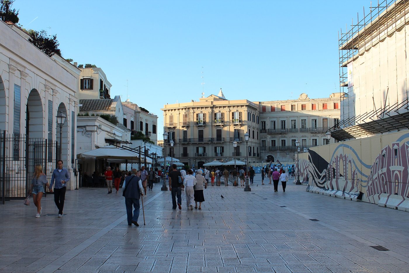 Piazza del Ferrarese a Bari con i suoi palazzi storici