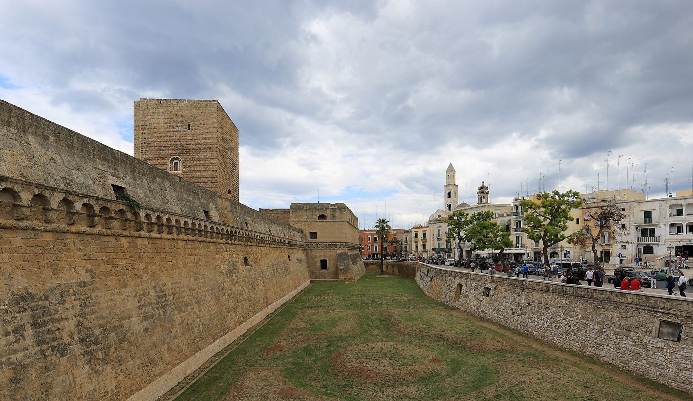 Fossato e mura del Castello Svevo di Bari