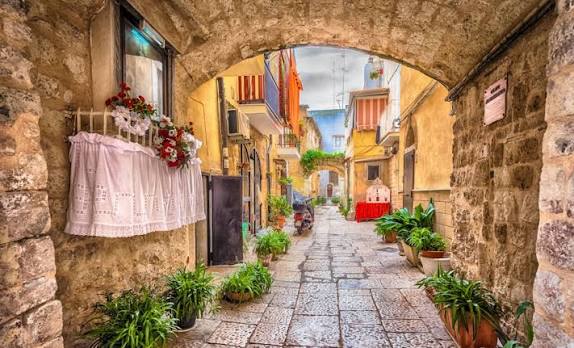 Scorcio caratteristico di Bari Vecchia con archi e fiori